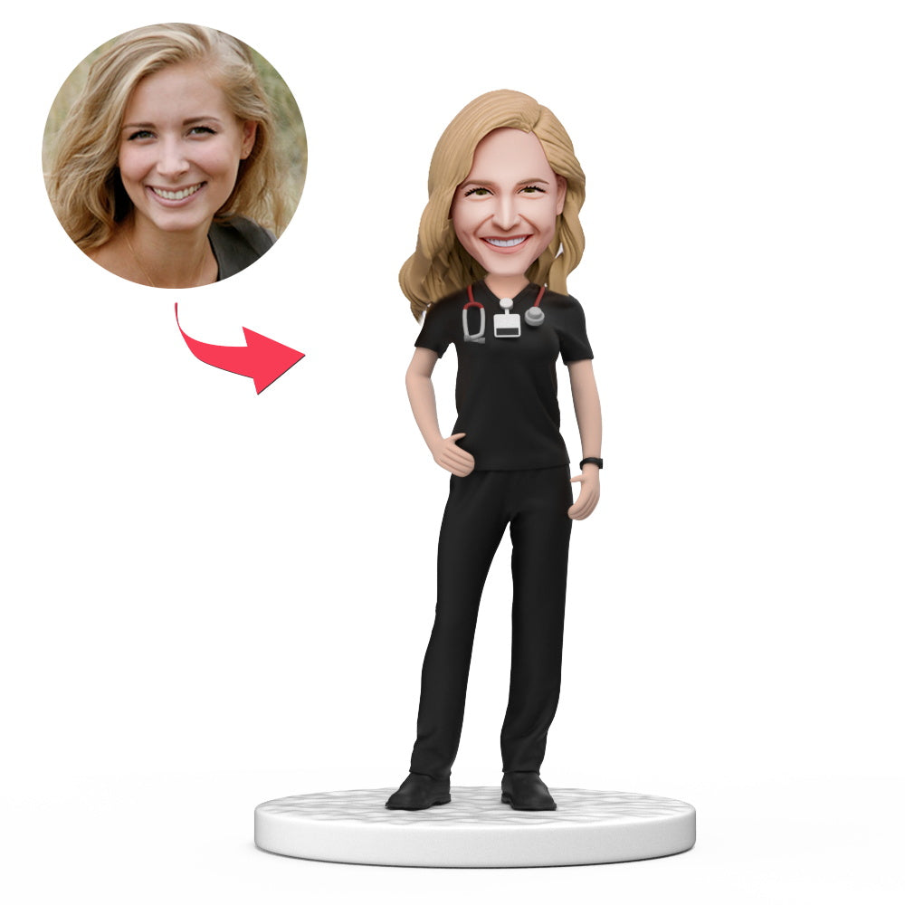 Persoonlijke vrouwelijke dokter Bobblehead in zwarte scrubs met gegraveerde tekst, MadeMine, ideaal als Nationale Doktersdag cadeau