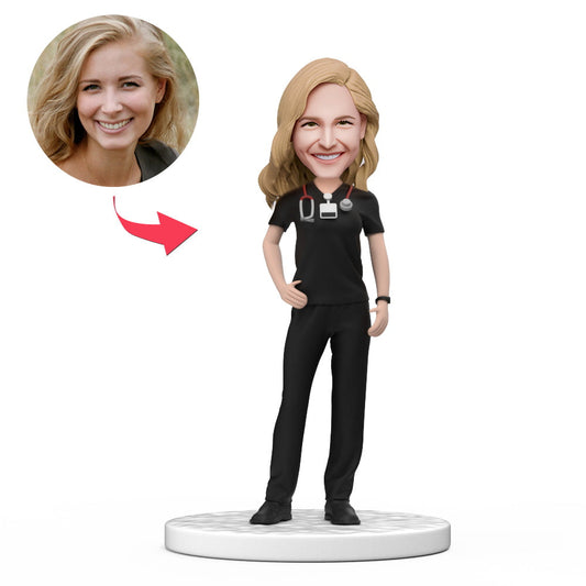 Persoonlijke vrouwelijke dokter Bobblehead in zwarte scrubs met gegraveerde tekst, MadeMine, ideaal als Nationale Doktersdag cadeau
