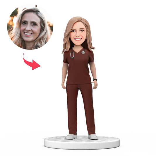 Mannelijke vrouwelijke dokter bobblehead in rood scrubs met gegraveerde tekst, gemaakt door MadeMine, voor Nationale Doktersdag.