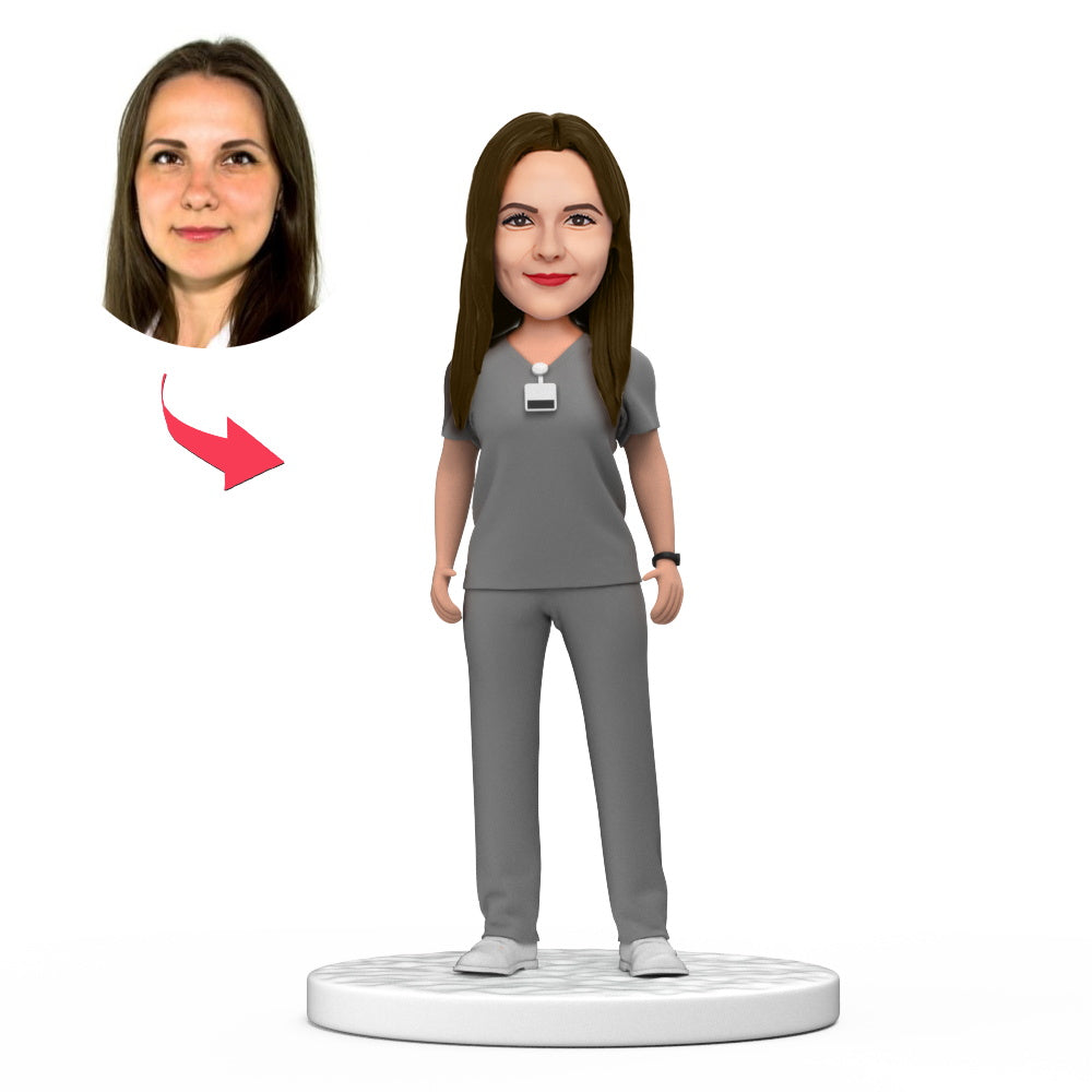 Persoonlijke vrouwelijke doktersbobblehead in grijze scrubs met gegraveerde tekst, ideaal als cadeau voor Nationale Doktersdag