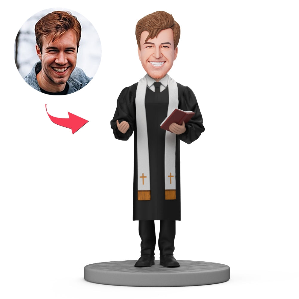 Gekleurde MadeMine bobblehead van een trouwpriester met bijbel, handgemaakt en gedetailleerd, perfect voor bruiloftsdecoraties