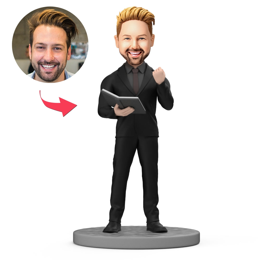 Gepersonaliseerde MadeMine bobblehead van wedding host met gegraveerde tekst, lachend en gekleed in feestkleding.