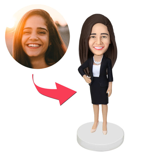 Gevormde kantoorvrouw bobblehead van MadeMine met gegraveerde tekst, gedetailleerde sculptuur en bewegende hoofd.