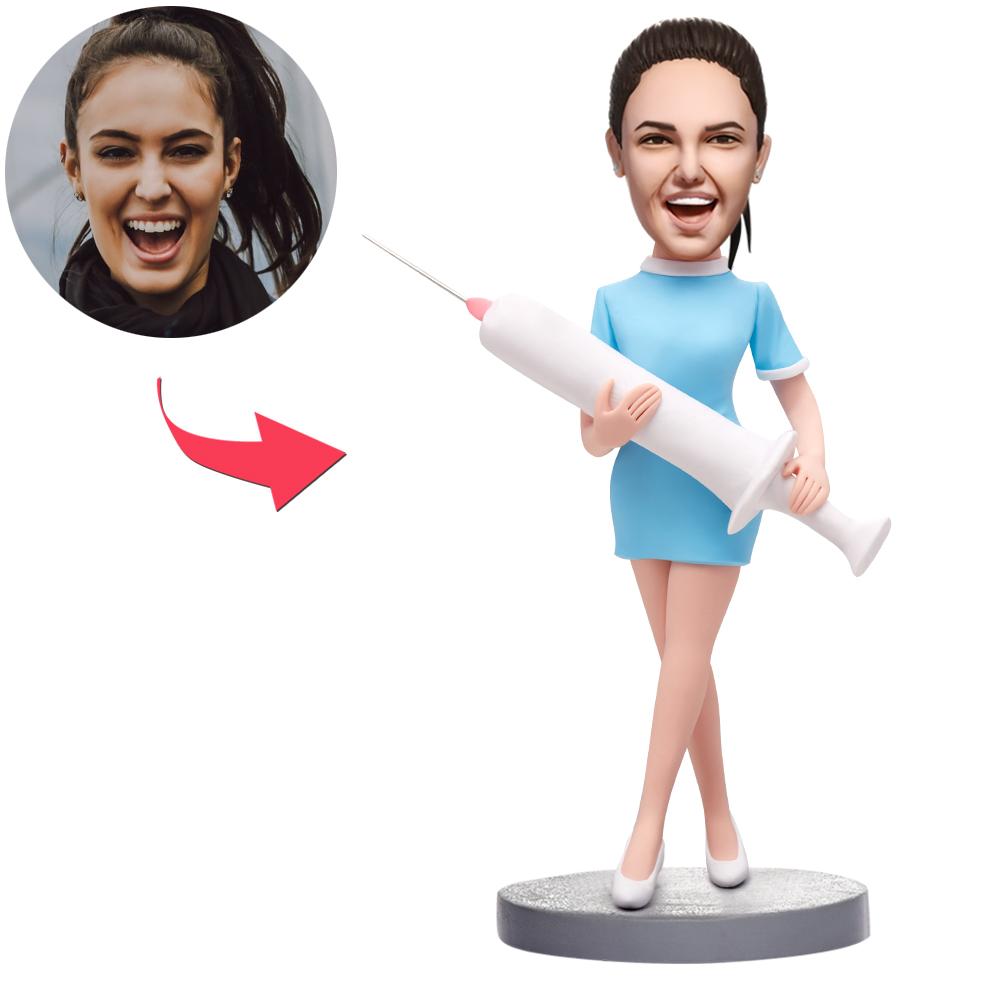 Nurse blauwe kleding bobblehead van MadeMine met gepersonaliseerde inscriptie en gedetailleerde gezichtsuitdrukking.