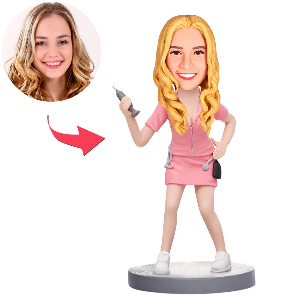 Pink verpleegkundige bobblehead met naamgravure, gemaakt door MadeMine, toont een nurse in uniform met gedetailleerd hoofd en bewegende bobbel.