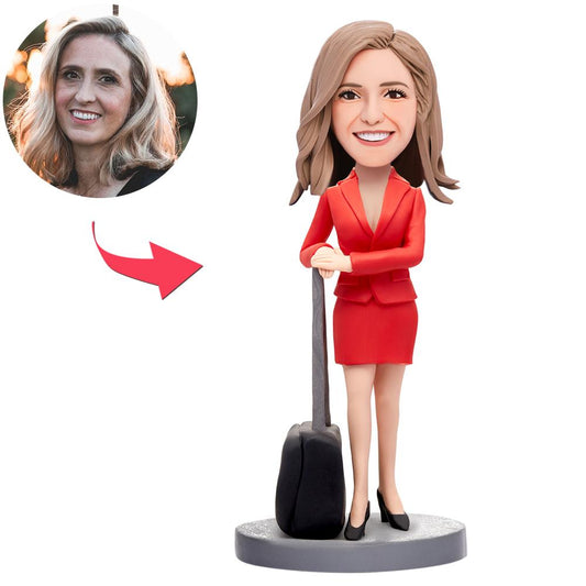 Gepersonaliseerde stewardess bobblehead van MadeMine met gegraveerde tekst, gedetailleerd beeld van een flight attendant figurine.