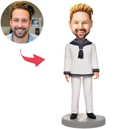 Bobbing hoofdbeeld van MadeMine met zeestrepen overhemd en gegraveerde tekst, uniek gepersonaliseerd als zee-geïnspireerde bobblehead.