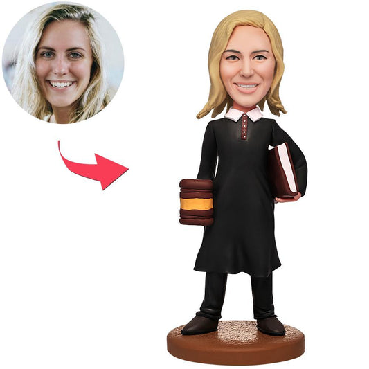 Vrouwelijke rechter bobblehead met gegraveerde tekst, MadeMine, gedetailleerde handgemaakte figurine op een houten standaard