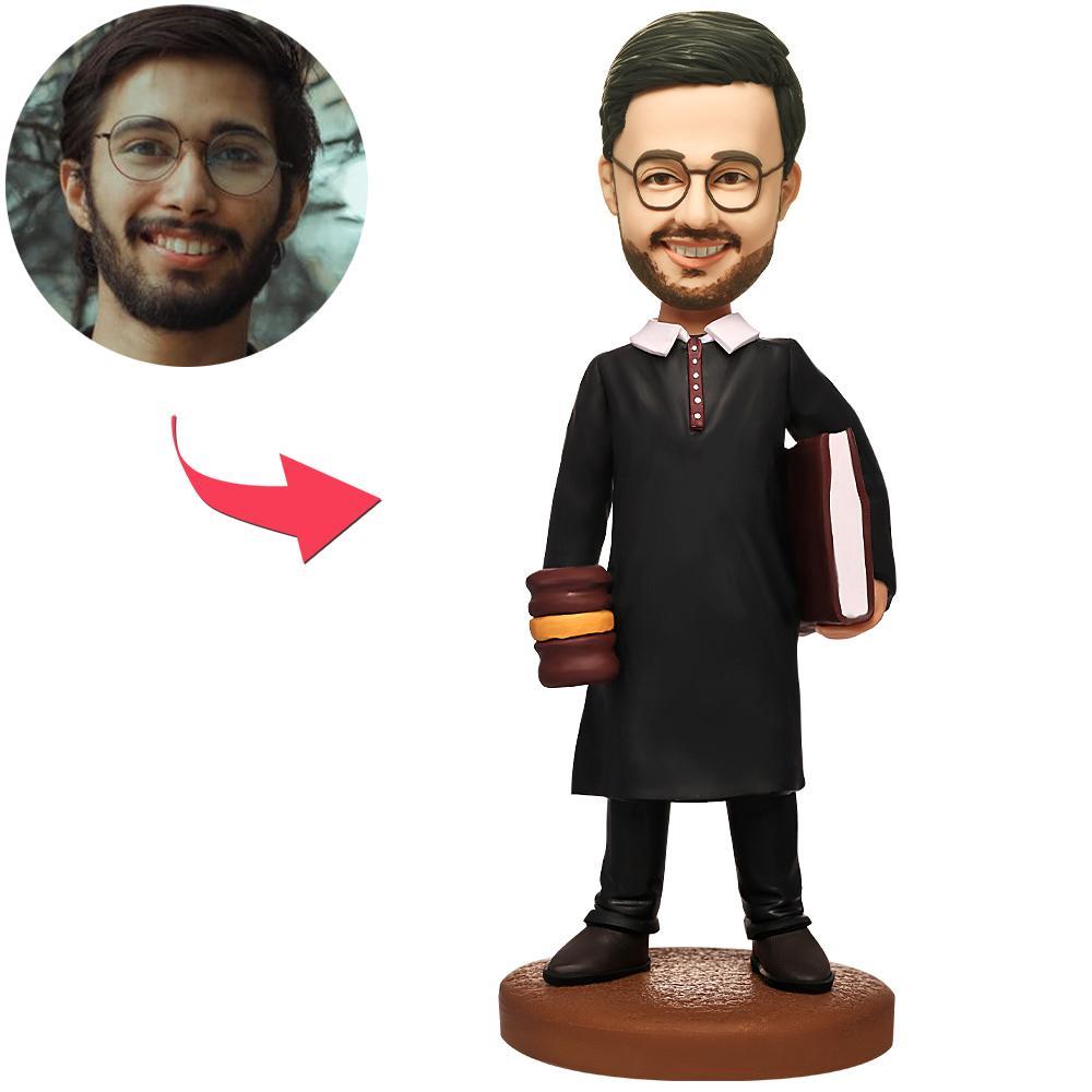 Mannelijke rechter bobblehead met Gravure tekst, gemaakt door MadeMine, met gedetailleerd gezicht en gekleed in formele toga.