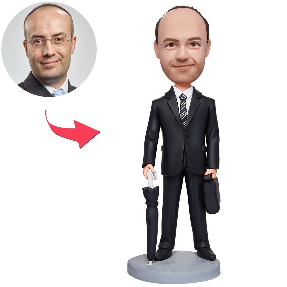 Persoonlijke bobblehead van zakenman met paraplu en handtas, met gegraveerde tekst, gemaakt door MadeMine.