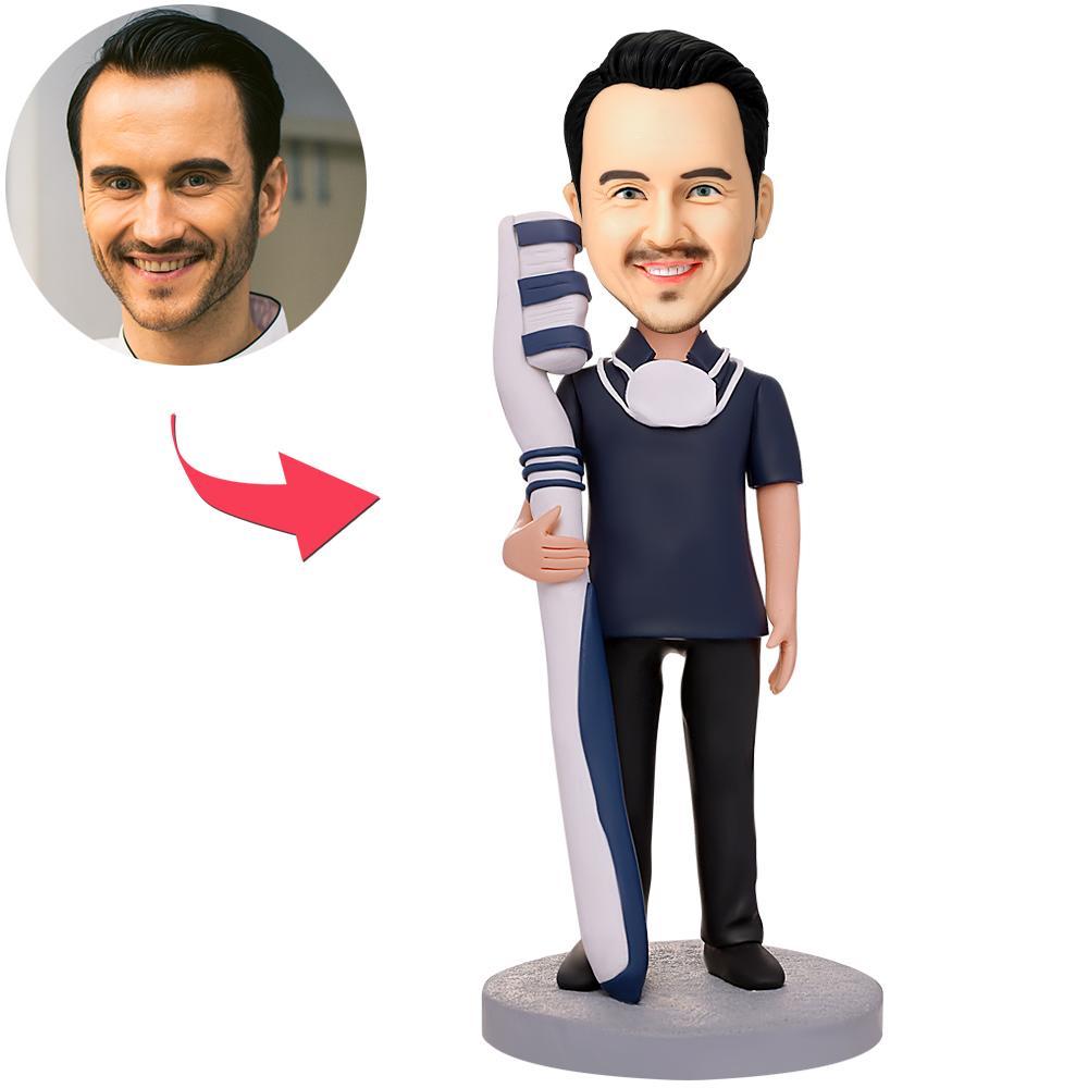Mannelijke tandarts met tandenborstel bobblehead van MadeMine, met gegraveerde tekst, gedetailleerd en kleurrijk figurine.