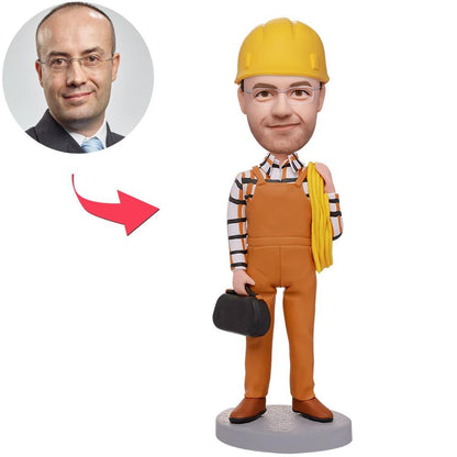 Geïnspireerde Circuit Engineer Bobblehead van MadeMine met gegraveerde tekst, gedetailleerd en levendig weergegeven in de afbeelding.