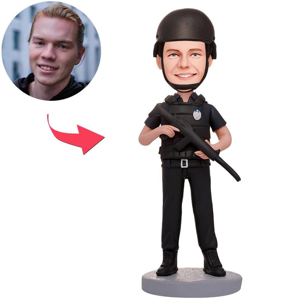 Politie HK416 knuffelpop met naamgravure, gepersonaliseerd cadeau van MadeMine, gedetailleerd en kleurrijk.