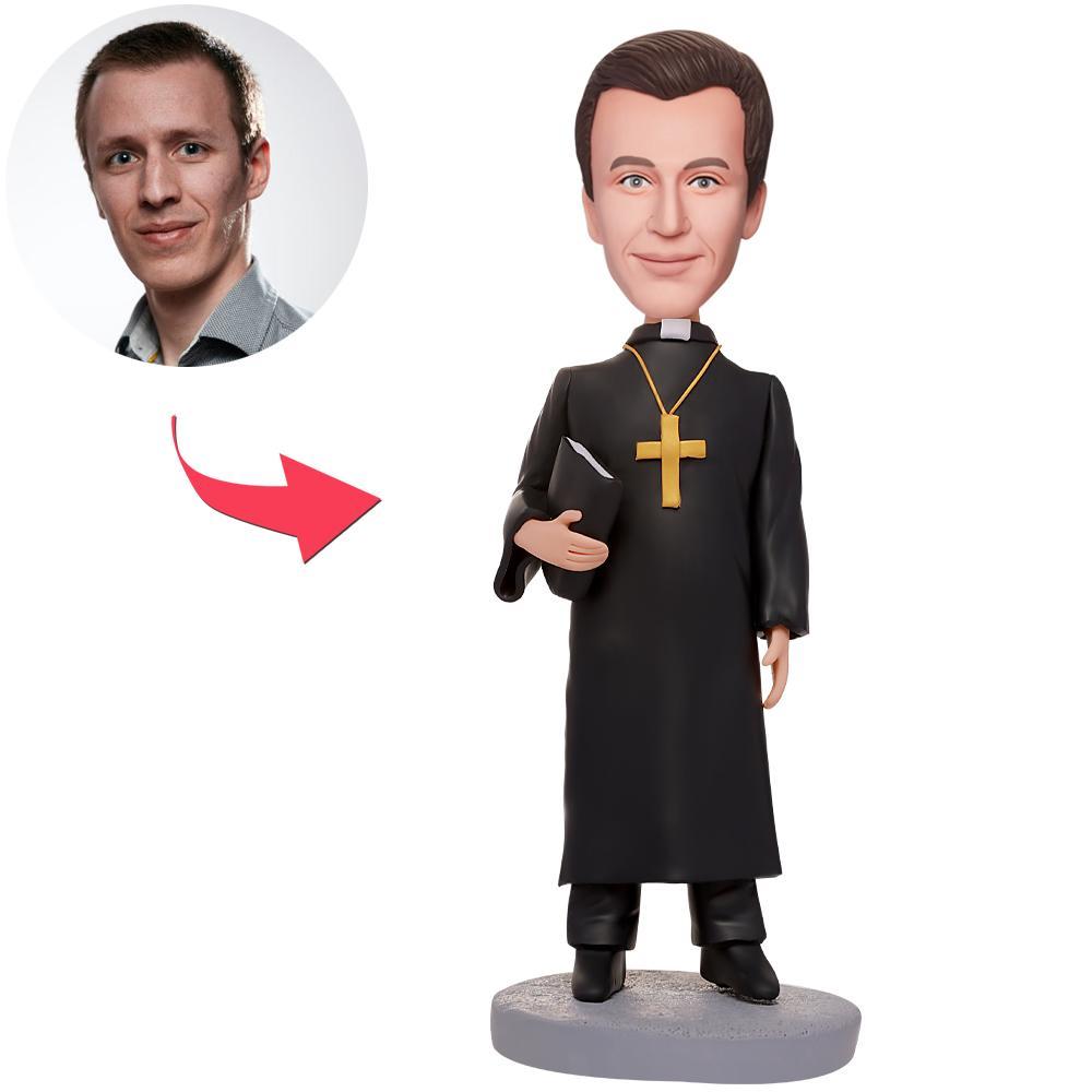 Gepersonaliseerde priest bobblehead van MadeMine met gegraveerde tekst, gedetailleerd hoofd en religieuze kleding.