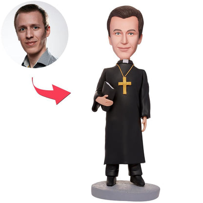 Gepersonaliseerde priest bobblehead van MadeMine met gegraveerde tekst, gedetailleerd hoofd en religieuze kleding.