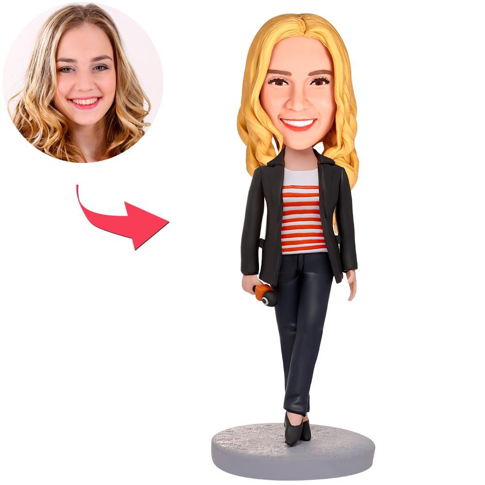 Vrouwelijke reporter bobblehead van MadeMine met gegraveerde tekst, gedetailleerde gezichtsexpressie en reporteroutfit.