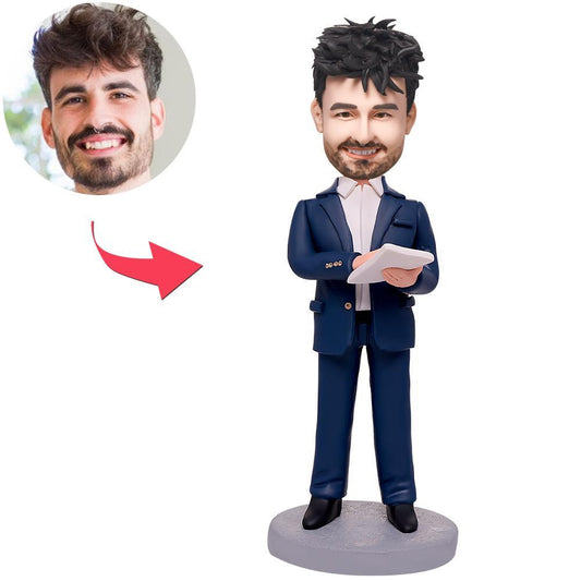Geleende businessman met notities en gegraveerde tekst op een madeMine bobblehead, gedetailleerde handgemaakte figuur voor kantoor decor.