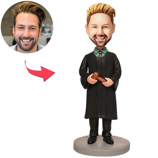 MadeMine bobblehead van de voorzitter met hamer, gedetailleerde sculptuur van een rechter met hamer.