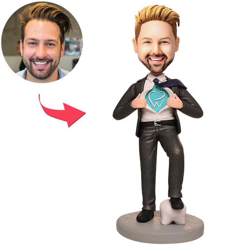 Lachende tandarts bobblehead met gemaakt logo van MadeMine, gedetailleerd en kleurrijk, geschikt als grappige decoratie of cadeau