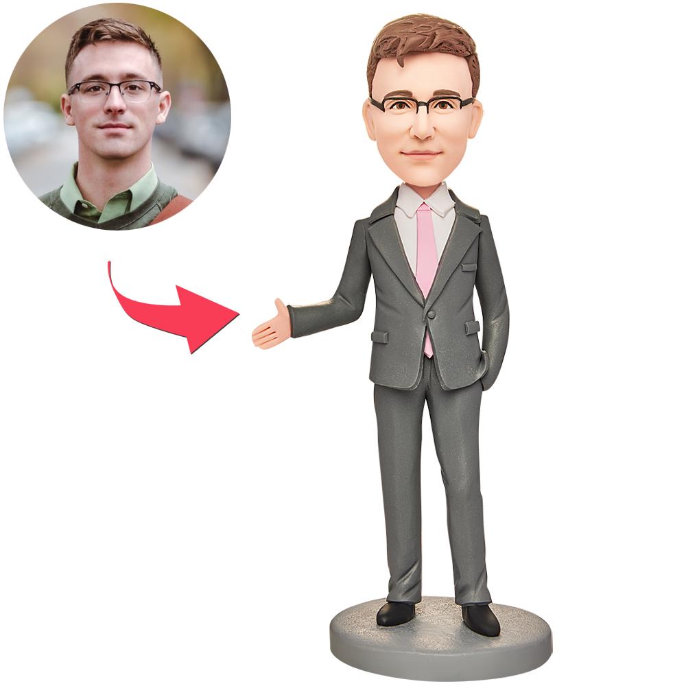 Grijze zakelijke man bobblehead van MadeMine met ingegraveerde tekst en maatwerk, geschikt als grappige cadeaustijl.