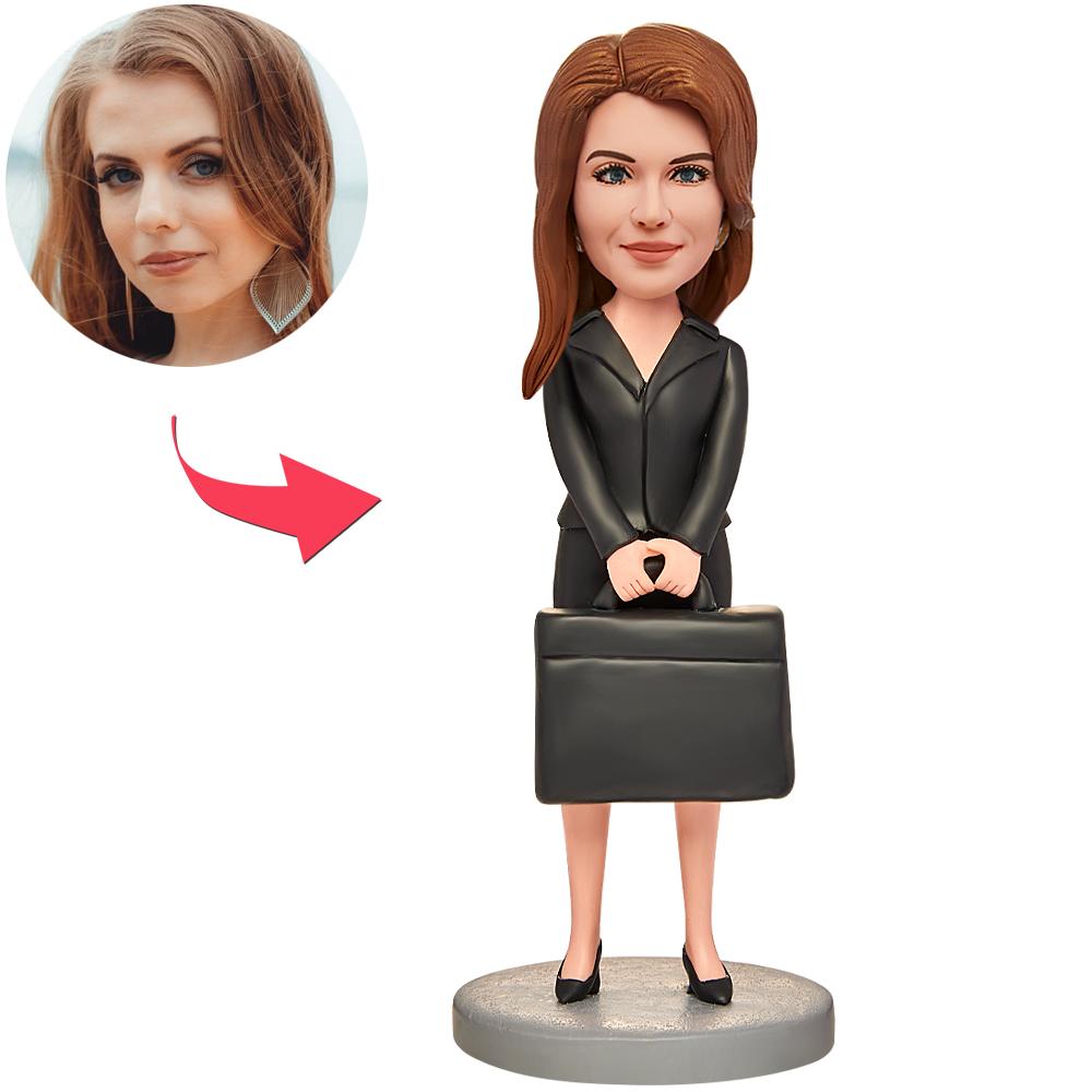 Persoonlijke zwarte zakelijk vrouw bobblehead met gegraveerde tekst, gemaakt door MadeMine, ideaal als gepersonaligd cadeau