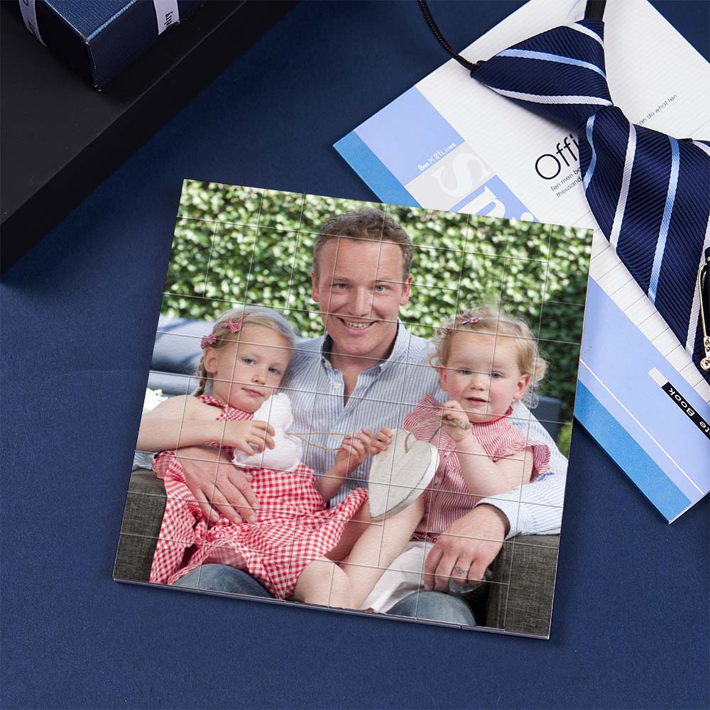 Persoonlijk bouwstenen puzzel van MadeMine met gegraveerde foto, geschikt als cadeau voor vaders, met kleurrijke blokken en fotoafdruk.