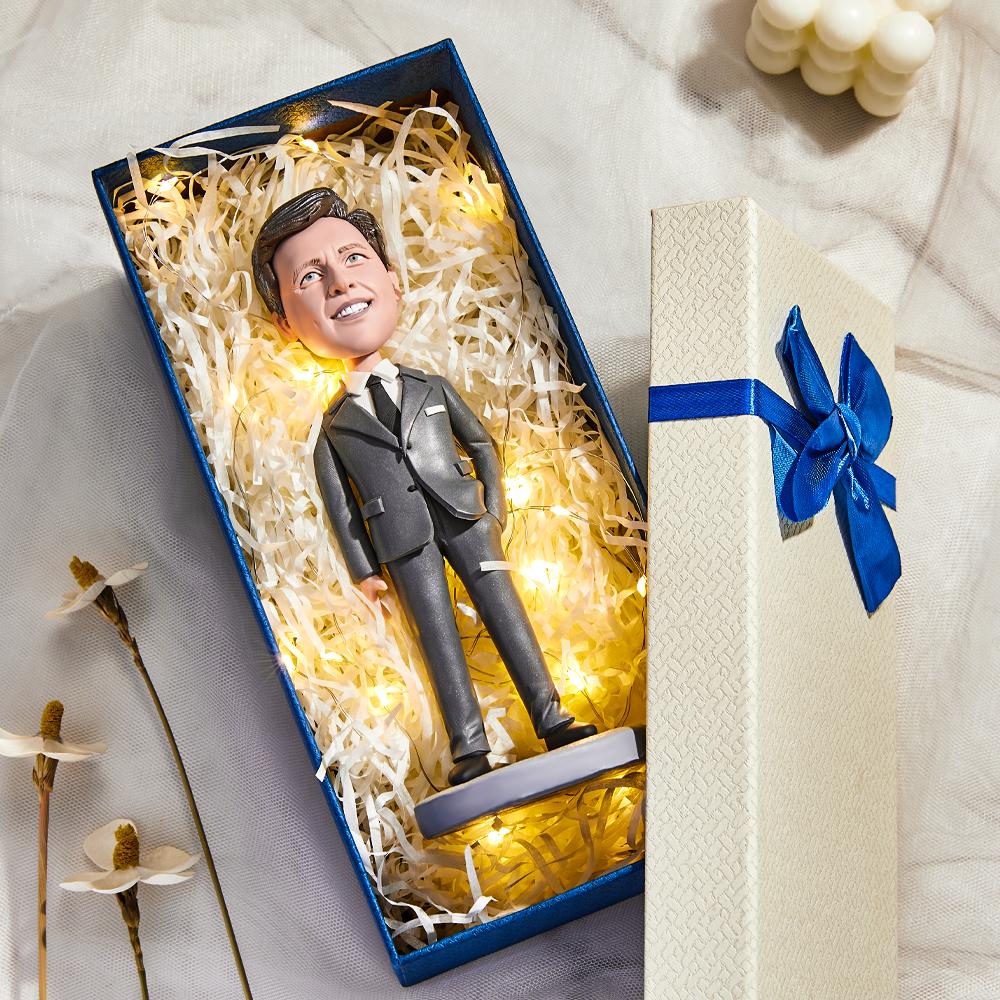 Kleine brandweer-kerel met hoed en naamgravure, gepersonaliseerde bobblehead van MadeMine, geschikt voor cadeau of decoratie.