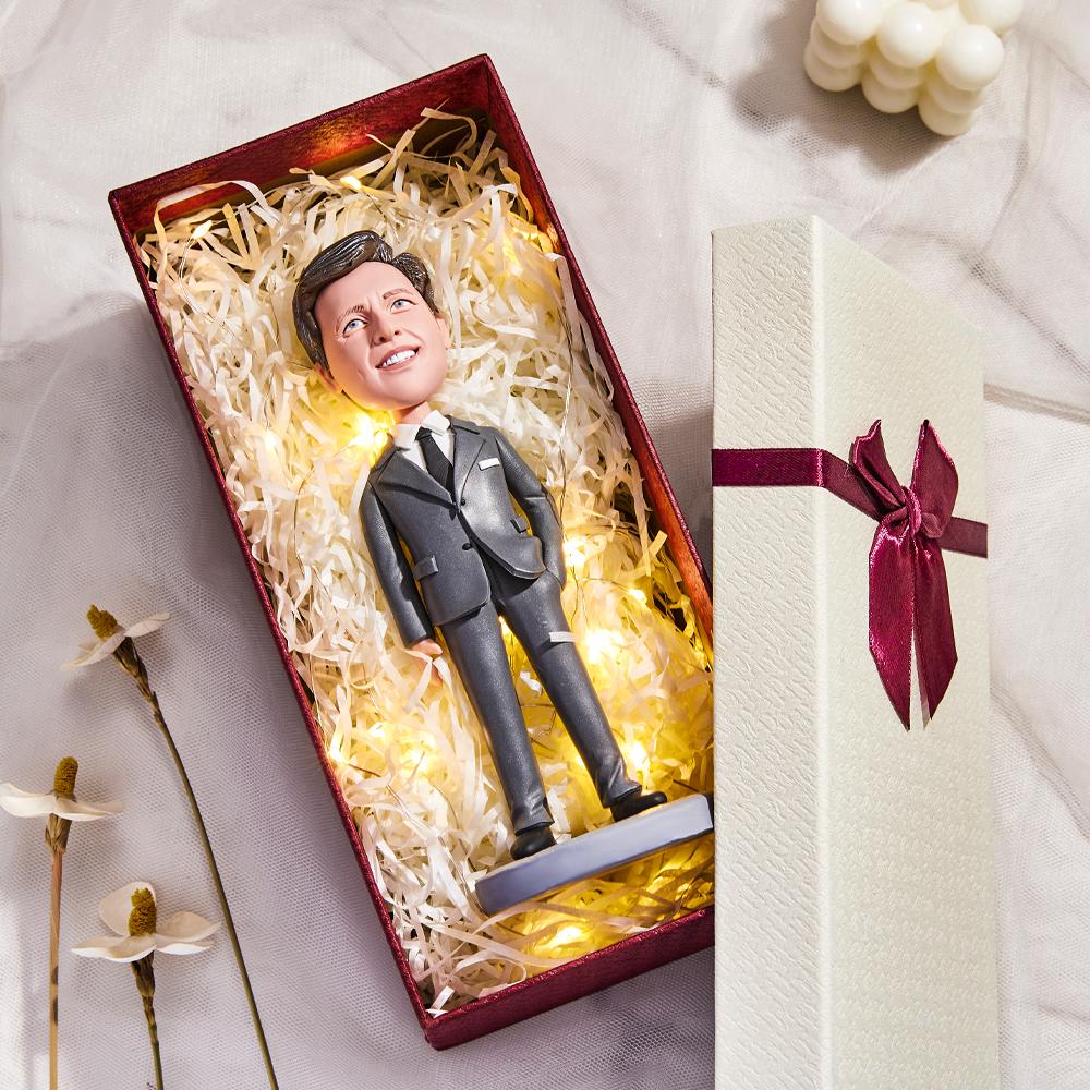 Vrouwelijke leraar in gestreepte blouse als MadeMine gepersonaliseerde bobblehead met gegraveerde tekst op een witte achtergrond