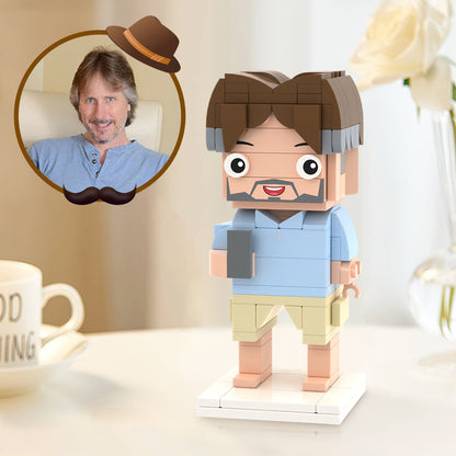 Gepersonaliseerd cadeau: MadeMine Father's Day cadeau met volledig aangepaste brick figuur van één persoon op een witte achtergrond