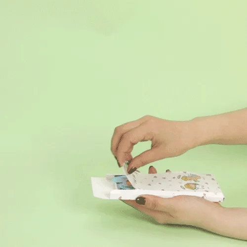 MadeMine Surprise Box met kleurrijke foto en explosie-effect, ideaal voor DIY verrassingen en creatieve cadeaus.